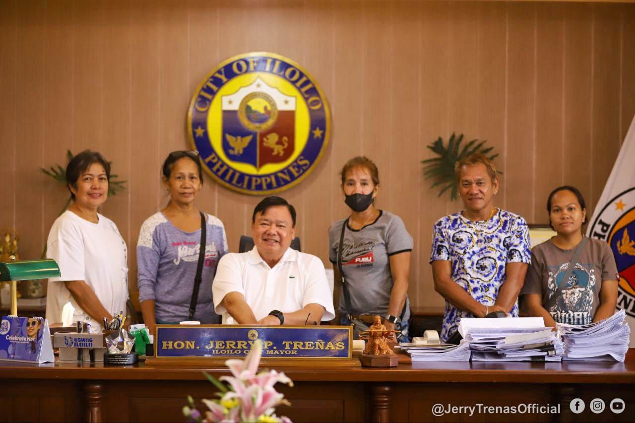 Iloilo City Gov T Gives Cash Aid To Beneficiaries