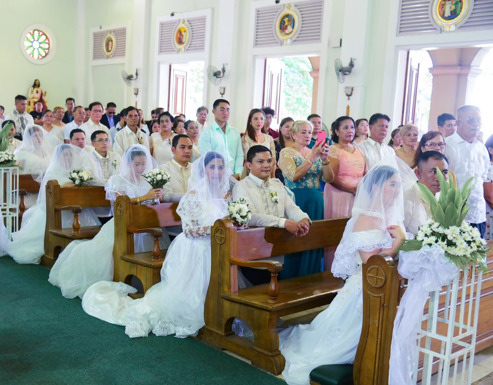 16 couples, including members of the SM SuperMoms Club Facebook community, SM employees, and members of the public, participate in the mass wedding.