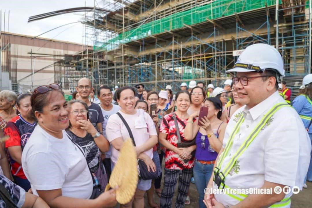 Mayor Jerry Trenas meets with vendors