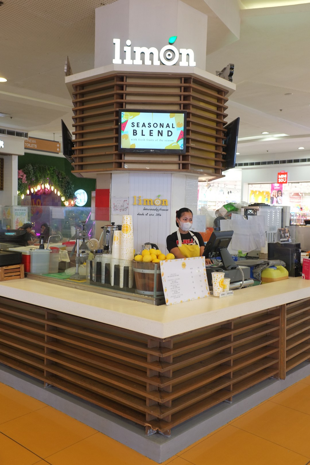 Limon Citrus Juicery's counter at the Food Hall of SM City Iloilo offering healthy and freshly lemonade drinks.