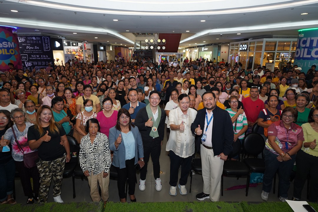 At the recent Capacity Development training program at SM City Iloilo. Center group photo shows (L-R) Iloilo City markets in-charge Maricel Mabaquiao, Entrepreneur and guest speaker RJ Ledesma, Iloilo City Mayor Jerry Treñas and SM City Iloilo Assistant Mall Manager Darrel John Defensor