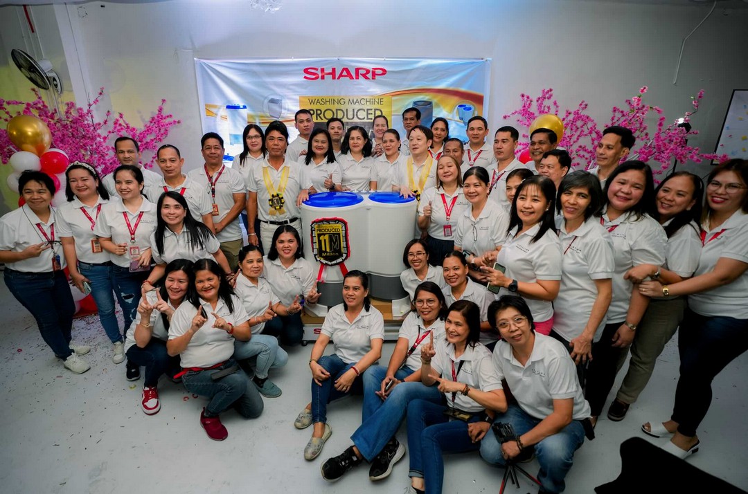 Mr. Kazuo Kito and Mr. Masanori Komori with the manufacturing employees and the 11 millionth unit.