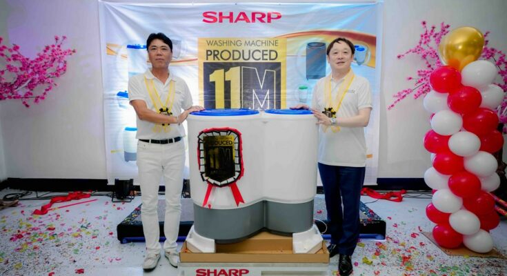 Mr. Kazuo Kito (President and General Manager of Sharp Philippines) delivers a speech and unveils the 11 millionth washing machine