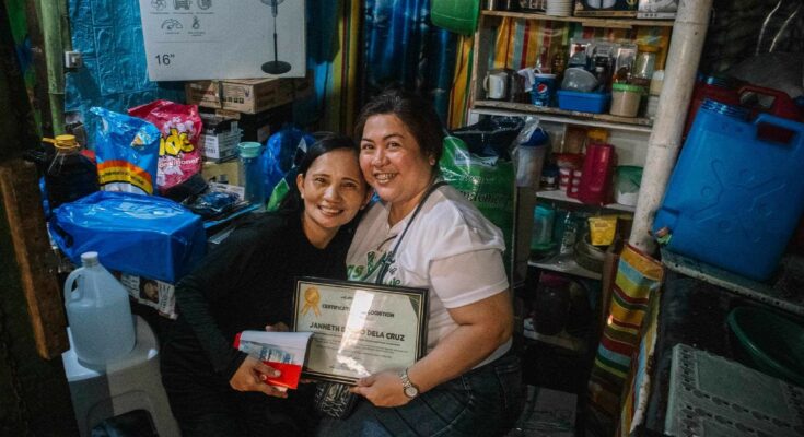 maricris cabalhin with 100000th customer