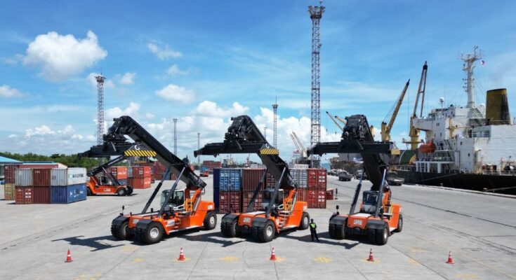 Mobile harbor cranes of Visayas Container Terminal