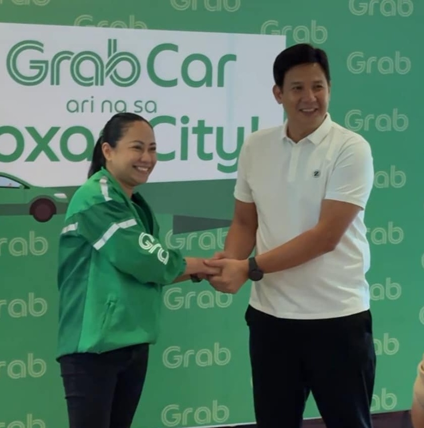 Grab Philippines Head of Operations CJ Lasican and Roxas City Mayor Ronnie Dadivas