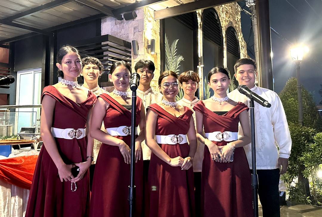 The lighting ceremony of Valencia in Mactan  began with an inspired performance by the Santo Niño de Cebu Youth Chorale, whose classic melodies set an enchanting atmosphere.